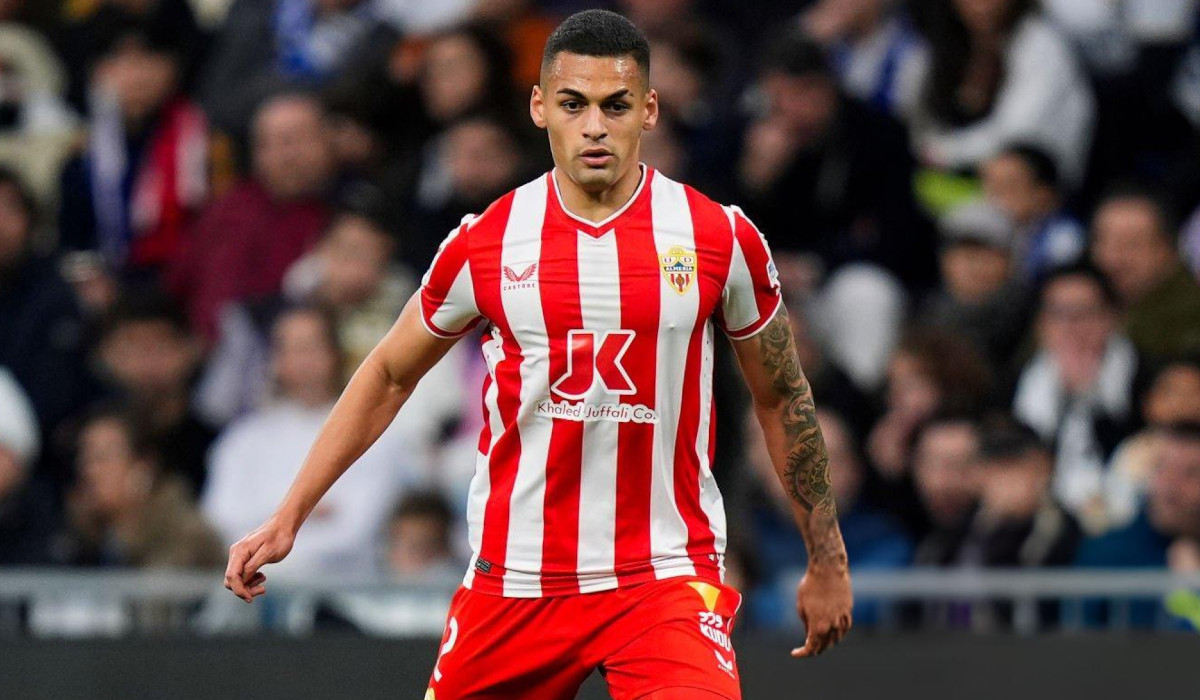 Kaiky to Rangers. Player in football stadium wearing a Almería home football strip